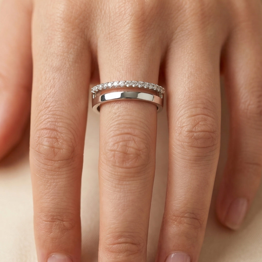 The Float â€“ 925 Silver Curved Band