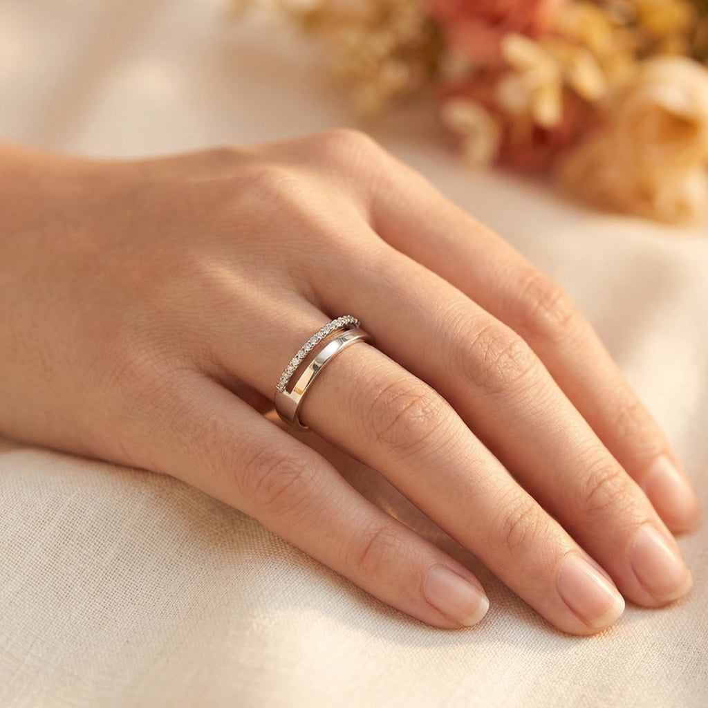 The Float â€“ 925 Silver Curved Band