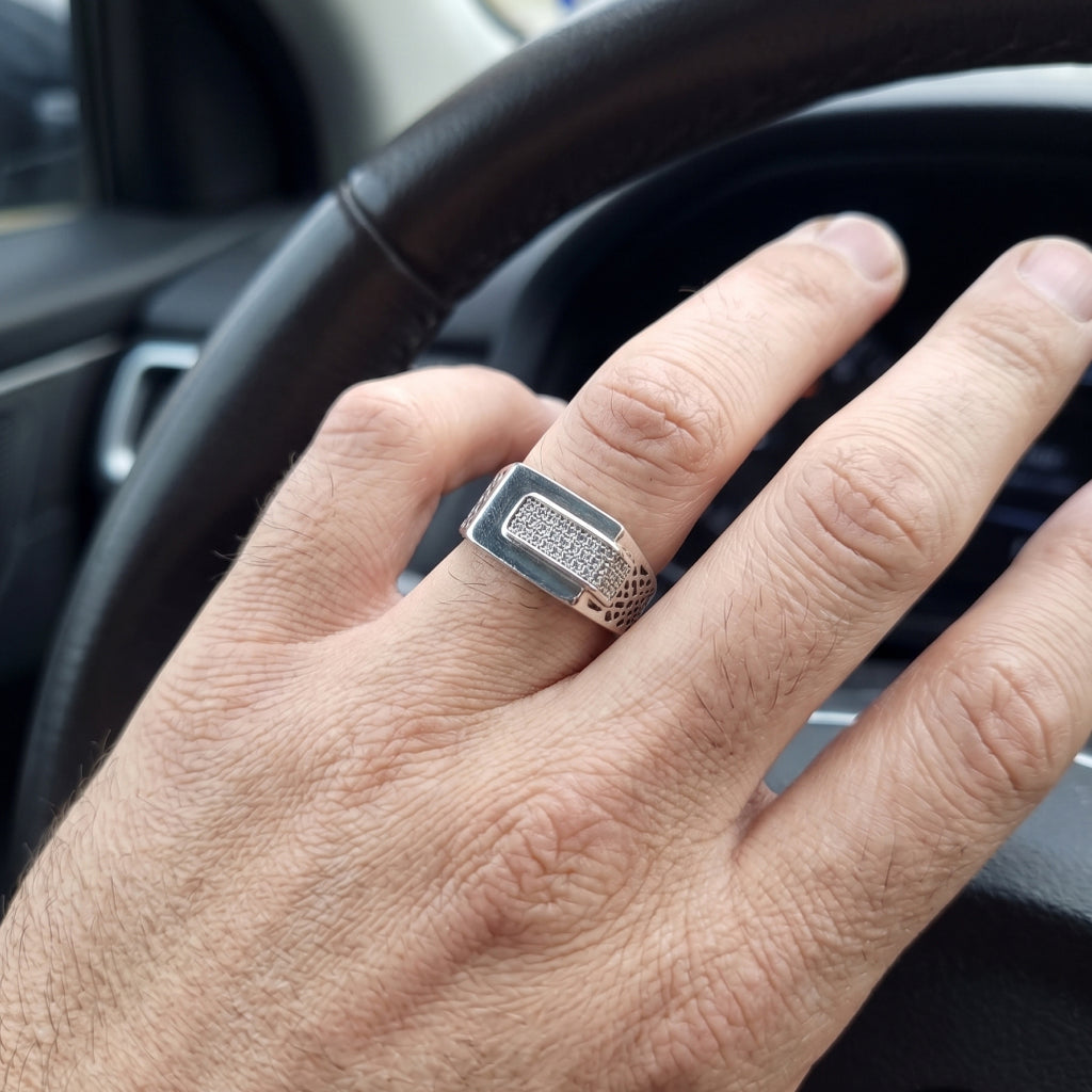 Mesh Shoulder Signet Ring